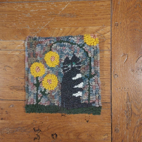 Kit d'accrochage de tapis primitif folklorique pour débutants avec bouquet de fleurs sur un tissu de moines en coton avec des bandes de tissu de laine coupées