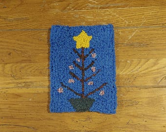 Primitive Christmas Tree Complete Rug Hooking Kit with #6  Cut Wool Strips and Rug Hooking Tool