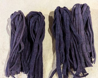 50 Dieppaarse en druivenkleurige geruite vilten stroken wollen stof voor tapijthaken of punch needle, in maat #6 of #8.