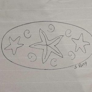 Puede incluir: Boceto dibujado a mano de un diseño ovalado con tres estrellas de mar y espirales decorativas. El diseño está delineado en negro sobre una tela clara. La firma del artista, "S Perry", está en la esquina inferior derecha.