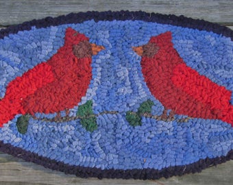 Par ovalado de cardenales. Kit completo para tejer alfombras primitivas con tiras de lana cortadas al número 8. Tela de monje.