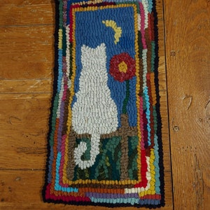 MOON STUCK CAT Primitive Rug Hooking Kit with #8  Cut Wool Fabric Strips Great for Beginners