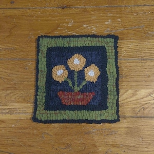 Beginner Pot of Posies Primitive Rug Hooking Kit with #8 cut wool strips (8 X 8 inches)