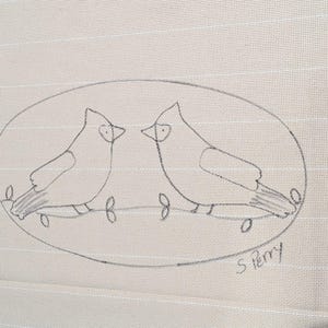 Puede incluir: Un boceto a lápiz de dos pájaros posados en una rama dentro de un marco ovalado. Los pájaros se miran, con detalles como picos, ojos y plumas de la cola. La firma del artista, "S Perry", es visible debajo.