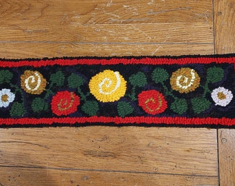 SALE: Primitive Antique Posies Runner Rug Hooking Kit with #8 cut wool fabric strips on cotton monks cloth
