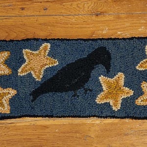 Puede incluir: Un juego de tres tazas de cerámica con un acabado mate moteado. Las tazas son en tonos crema, gris claro y gris oscuro. Cada taza tiene un diseño simple y minimalista, ideal para café o té.