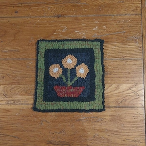 Beginner Pot of Posies Primitive Rug Hooking Kit with #8 cut wool strips (8 X 8 inches)