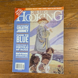 Peut inclure: Une couverture de magazine "RUG HOOKING" avec une illustration d'une personne jouant de la flûte et un chien. La couverture comprend du texte tel que "The Path of a Creative Journey" et "Fade to Blue". Le magazine est daté de février 2005.