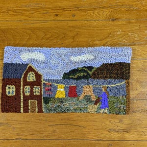 Laundry Day at the Shore Primitive Rug Hooking Kit med #8 skurna ulltygremsor