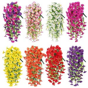 Op de afbeelding: Assortiment van kunstmatige hangende petunia bloemenranken in diverse kleuren, waaronder paars, roze, wit, geel, oranje en rood. Elke rank heeft een bloemtros en hangende groene bladeren, ideaal voor huisdecoratie.
