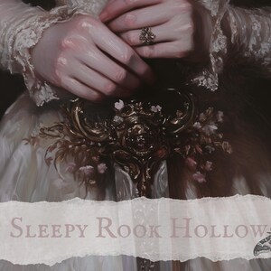 K&ouml;nnte beinhalten: Die H&auml;nde einer Frau halten ein dekoratives, verziertes, goldfarbenes Schwert mit floralen Akzenten. Das Schwert ist teilweise von einem wei&szlig;en Spitzen&auml;rmel verdeckt. Der Text "SLEEPY ROOK HOLLOW" ist am unteren Rand des Bildes sichtbar.