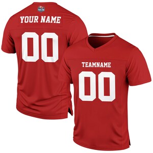 Pu&ograve; includere: Maglia sportiva rossa con scritte e numeri bianchi. La parte posteriore della maglia mostra "YOUR NAME" sopra il numero "00". La parte anteriore della maglia ha "TEAMNAME" e il numero "00".