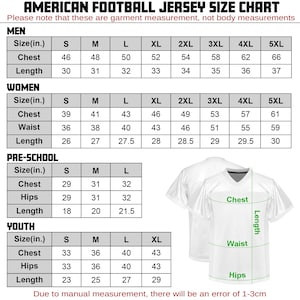 Pu&ograve; includere: Tabella delle taglie delle maglie da football americano, con misure in pollici per uomo, donna, pre-scuola e ragazzi. La tabella include misure di petto, vita, fianchi e lunghezza per ogni taglia, dalla S alla 5XL. &Egrave; mostrata una maglia bianca.