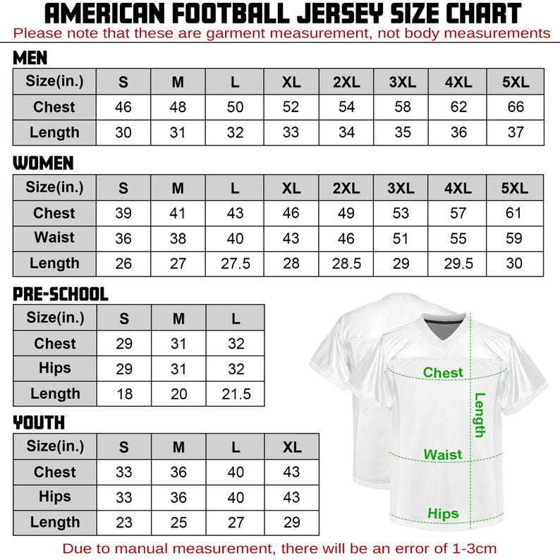 Pu&ograve; includere: Tabella delle taglie delle maglie da football americano, con misure in pollici per uomo, donna, pre-scuola e ragazzi. La tabella include misure di petto, vita, fianchi e lunghezza per ogni taglia, dalla S alla 5XL. &Egrave; mostrata una maglia bianca.
