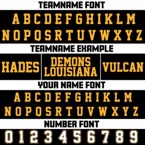 Pu&ograve; includere: Una grafica nera e oro con esempi di caratteri per nomi di squadre, esempi di nomi di squadre e caratteri numerici. Il testo include l'alfabeto, i numeri 0-9 e nomi di squadre come "Hades", "Demons Louisiana" e "Vulcan".