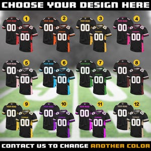 Pu&ograve; includere: Una selezione di dodici maglie da football nere con vari colori di accento, tra cui rosso, arancione, giallo, rosa, blu, verde, bordeaux e viola. Ogni maglia ha il numero bianco "00" e spazio per un nome e il nome della squadra. Il testo "CHOOSE YOUR DESIGN HERE" e "CONTACT US TO CHANGE ANOTHER COLOR" sono visibili.