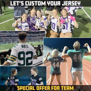 Pu&ograve; includere: Immagine con maglie personalizzate con membri del team. Le maglie sono bianche, verdi, viola e nere, con vari numeri e nomi. Il testo "LET'S CUSTOM YOUR JERSEY" e "SPECIAL OFFER FOR TEAM" &egrave; visibile.