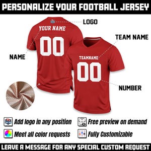Pu&ograve; includere: Due maglie da football rosse con scritte e numeri bianchi. Le maglie sono personalizzabili con opzioni per nome, nome della squadra, logo e numero. Il testo sull'immagine include "PERSONALIZZA LA TUA MAGLIA DA FOOTBALL" e opzioni di personalizzazione.