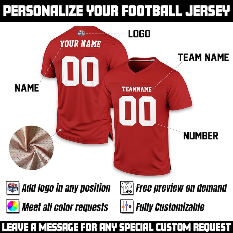 Pu&ograve; includere: Due maglie da football rosse con scritte e numeri bianchi. Le maglie sono personalizzabili con opzioni per nome, nome della squadra, logo e numero. Il testo sull'immagine include "PERSONALIZZA LA TUA MAGLIA DA FOOTBALL" e opzioni di personalizzazione.