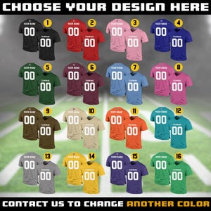 Pu&ograve; includere: Una selezione di sedici maglie sportive personalizzabili in vari colori, ognuna con il testo "YOUR NAME" e "TEAM NAME" con il numero "00". L'immagine include il testo "CHOOSE YOUR DESIGN HERE" e "CONTACT US TO CHANGE ANOTHER COLOR".