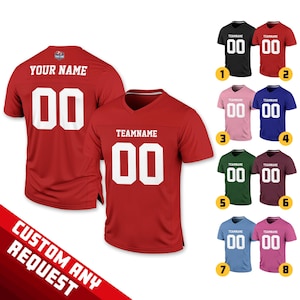 Pu&ograve; includere: Maglie sportive rosse, nere e di vari colori con lettere e numeri bianchi. Le maglie hanno i testi "YOUR NAME" e "TEAMNAME". L'immagine include anche il testo "CUSTOM ANY REQUEST".