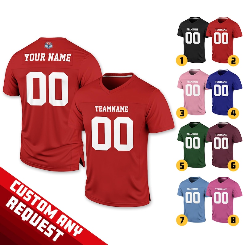 Pu&ograve; includere: Maglie sportive rosse, nere e di vari colori con lettere e numeri bianchi. Le maglie hanno i testi "YOUR NAME" e "TEAMNAME". L'immagine include anche il testo "CUSTOM ANY REQUEST".