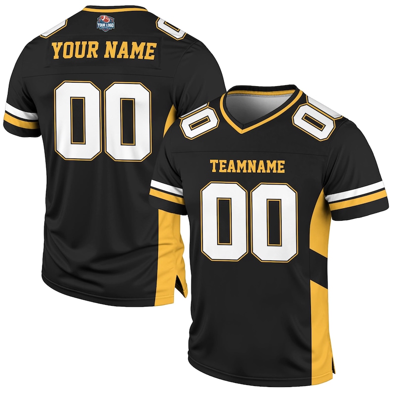 Pu&ograve; includere: Maglia da football nera e oro con dettagli bianchi. La maglia presenta il numero "00" in bianco, con "YOUR NAME" e "TEAM LOGO" stampati sul retro. La parte anteriore della maglia mostra "TEAMNAME" e il numero "00".