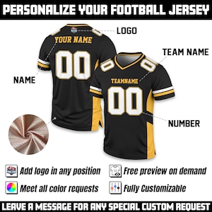 Pu&ograve; includere: Due maglie da football nere e oro con dettagli bianchi. Le maglie presentano le scritte "YOUR NAME" e "TEAMNAME" con il numero "00". L'immagine include il testo "PERSONALIZZA LA TUA MAGLIA DA FOOTBALL".