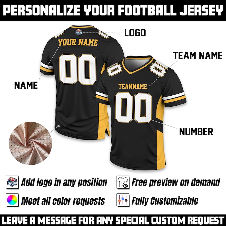 Pu&ograve; includere: Due maglie da football nere e oro con dettagli bianchi. Le maglie presentano le scritte "YOUR NAME" e "TEAMNAME" con il numero "00". L'immagine include il testo "PERSONALIZZA LA TUA MAGLIA DA FOOTBALL".
