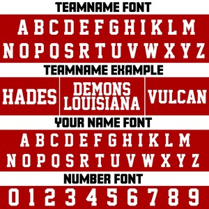 Pu&ograve; includere: Un grafico rosso e bianco con vari font per nomi di squadre, nomi di giocatori e numeri. Gli esempi includono "HADES", "DEMONS LOUISIANA" e "VULCAN". L'immagine mostra l'alfabeto e i numeri 0-9.