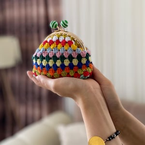 Cartera tejida a crochet hecha a mano con clip dorado, diseño colorido y forrado
