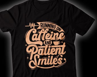 Camiseta médica divertida: cafeína y sonrisas de pacientes: camiseta con cita humorística sobre atención médica, regalos para médicos y enfermeras, camiseta médica, camiseta de enfermera