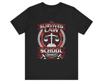 Camiseta divertida de abogado: sobrevivió a la facultad de derecho por poco: camiseta con cita de orgullo y humor de abogado, camiseta de profesional legal, camiseta de vida de abogado