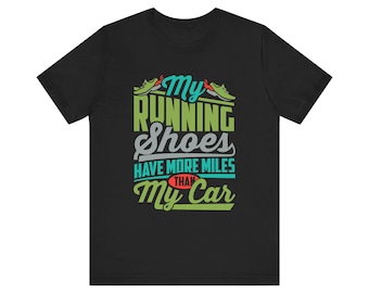 Camiseta divertida para correr: zapatillas con más kilómetros que un coche: camiseta con frase humorística para corredores, camiseta para amantes del running