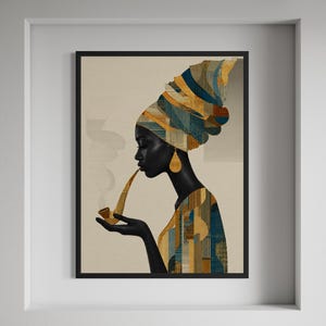 Könnte beinhalten: Ein gerahmter Wandkunstdruck mit einer Profilillustration einer dunkelhäutigen Person, die ein gemustertes Kopftuch in Blau-, Gold- und Beigetönen trägt. Die Person hält eine lange, helle Pfeife, aus der eine Rauchfahne aufsteigt.