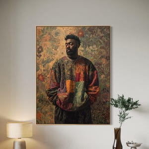 K&ouml;nnte beinhalten: Gerahmtes Portr&auml;t einer Person in einem Patchwork-Pullover vor einem floralen Hintergrund. Der Pullover hat Quadrate in Rot, Orange, Gr&uuml;n und Gelb. Der Hintergrund hat florale Muster in Braun, Gr&uuml;n und Gold.