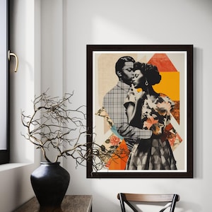 Pu&ograve; includere: Una stampa di collage incorniciata che presenta una coppia che si abbraccia. La stampa ha un design geometrico con accenti arancioni, gialli e rossi. La coppia &egrave; vestita con abiti vintage e la donna indossa un vestito floreale.