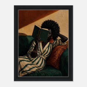 Può includere: Stampa artistica incorniciata raffigurante una persona dalla pelle scura che legge un libro su un divano verde. La persona indossa un abito a righe e orecchini arancioni. Un cuscino arancione e un muro strutturato sono sullo sfondo.