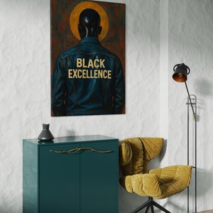 Puede incluir: Una impresi&oacute;n en lienzo que presenta a una persona con una chaqueta vaquera azul con las palabras "BLACK EXCELLENCE" en letras doradas. La obra de arte tiene un fondo oscuro con un halo dorado. Un mueble color turquesa con herrajes dorados y una silla amarilla est&aacute;n en primer plano.