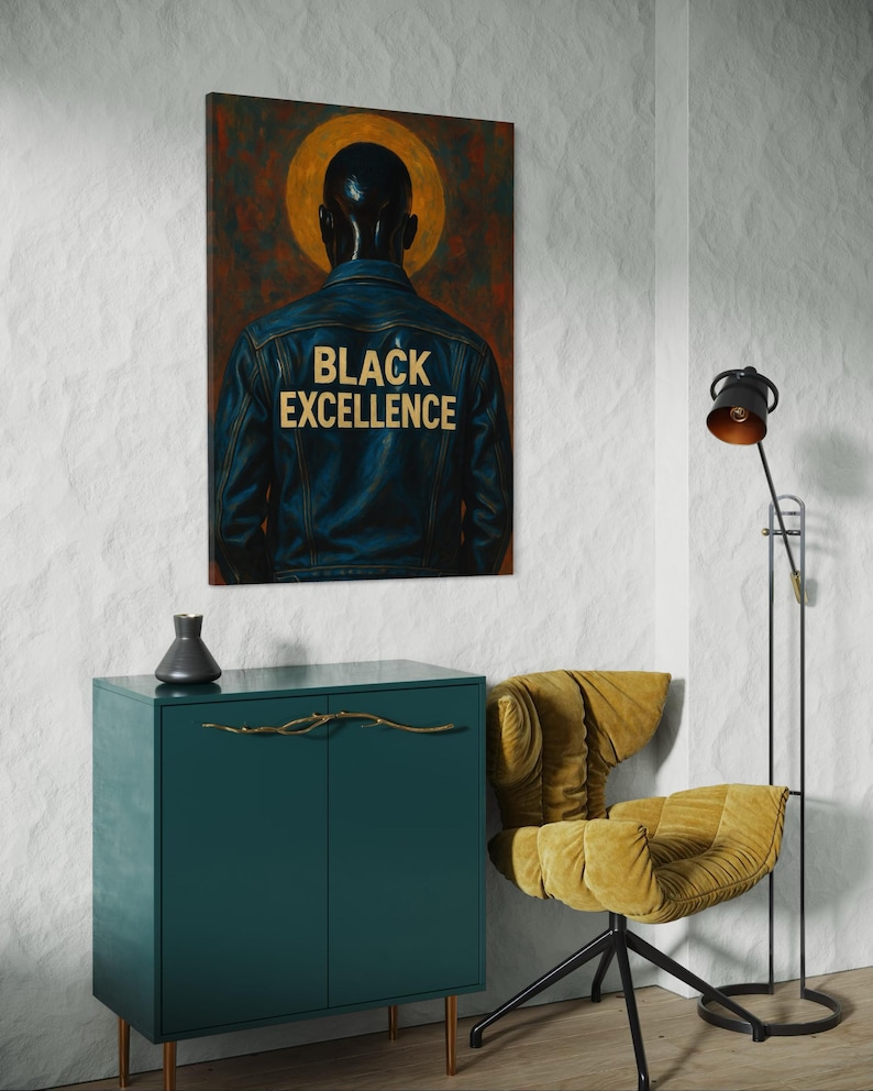 Puede incluir: Una impresi&oacute;n en lienzo que presenta a una persona con una chaqueta vaquera azul con las palabras "BLACK EXCELLENCE" en letras doradas. La obra de arte tiene un fondo oscuro con un halo dorado. Un mueble color turquesa con herrajes dorados y una silla amarilla est&aacute;n en primer plano.