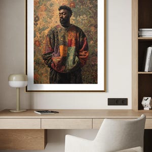 K&ouml;nnte beinhalten: Gerahmter Kunstdruck mit einer Person in einem Patchwork-Pullover vor einem floralen Hintergrund. Der Pullover kombiniert Orange, Gr&uuml;n, Lila und Schwarz. Das Kunstwerk wird in einem goldenen Rahmen pr&auml;sentiert.