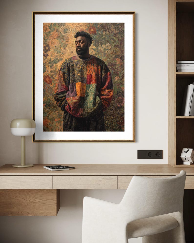 K&ouml;nnte beinhalten: Gerahmter Kunstdruck mit einer Person in einem Patchwork-Pullover vor einem floralen Hintergrund. Der Pullover kombiniert Orange, Gr&uuml;n, Lila und Schwarz. Das Kunstwerk wird in einem goldenen Rahmen pr&auml;sentiert.