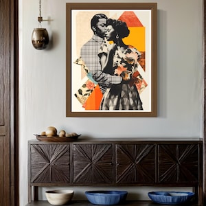 Pu&ograve; includere: Un'opera d'arte in collage incorniciata che presenta un'immagine in bianco e nero di una coppia che si abbraccia. Lo sfondo &egrave; un design astratto colorato con forme geometriche e motivi floreali in tonalit&agrave; di arancione, giallo, rosso e verde.
