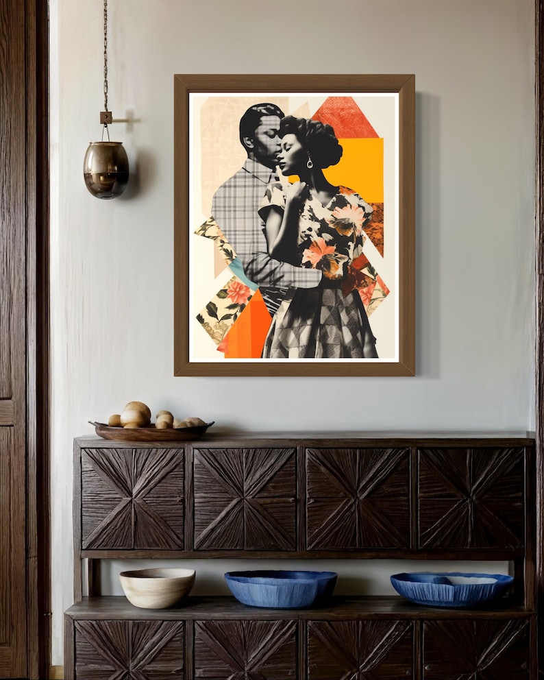 Pu&ograve; includere: Un'opera d'arte in collage incorniciata che presenta un'immagine in bianco e nero di una coppia che si abbraccia. Lo sfondo &egrave; un design astratto colorato con forme geometriche e motivi floreali in tonalit&agrave; di arancione, giallo, rosso e verde.