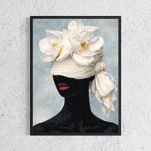 Peut inclure: Impression d'art encadrée représentant un portrait stylisé d'une personne à la peau foncée. La personne porte un bandeau blanc et une coiffe florale de grandes fleurs blanches. Les lèvres sont rouges, sur fond bleu clair.