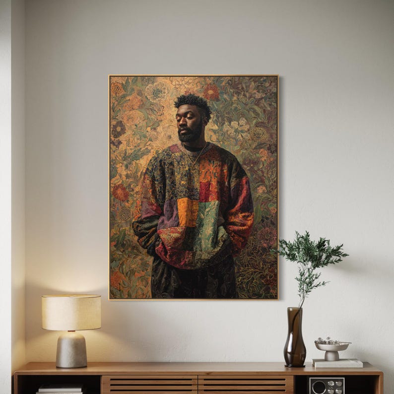 K&ouml;nnte beinhalten: Gerahmtes Portr&auml;t einer Person in einem Patchwork-Pullover vor einem floralen Hintergrund. Der Pullover hat Quadrate in Rot, Orange, Gr&uuml;n und Gelb. Der Hintergrund hat florale Muster in Braun, Gr&uuml;n und Gold.