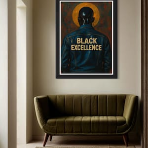 Puede incluir: Una impresi&oacute;n art&iacute;stica enmarcada que muestra a una persona con una chaqueta vaquera azul con la inscripci&oacute;n dorada "BLACK EXCELLENCE". La obra de arte tiene un fondo oscuro con un efecto de halo dorado. Un sof&aacute; y una alfombra de terciopelo verde est&aacute;n en primer plano.