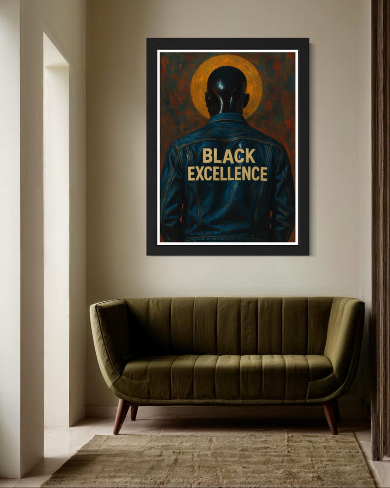 Puede incluir: Una impresi&oacute;n art&iacute;stica enmarcada que muestra a una persona con una chaqueta vaquera azul con la inscripci&oacute;n dorada "BLACK EXCELLENCE". La obra de arte tiene un fondo oscuro con un efecto de halo dorado. Un sof&aacute; y una alfombra de terciopelo verde est&aacute;n en primer plano.