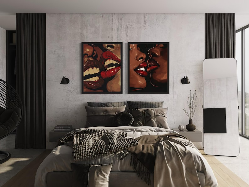 Pu&ograve; includere: Due stampe incorniciate in bianco e nero di una coppia che si bacia con labbra rosse. Le stampe sono appese a un muro grigio sopra un letto con biancheria da letto marrone.