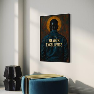 Puede incluir: Una obra de arte enmarcada que presenta a una persona con una chaqueta vaquera azul con las palabras "BLACK EXCELLENCE" en letras doradas. La persona se encuentra sobre un fondo oscuro con un halo dorado. La obra cuelga de una pared blanca.